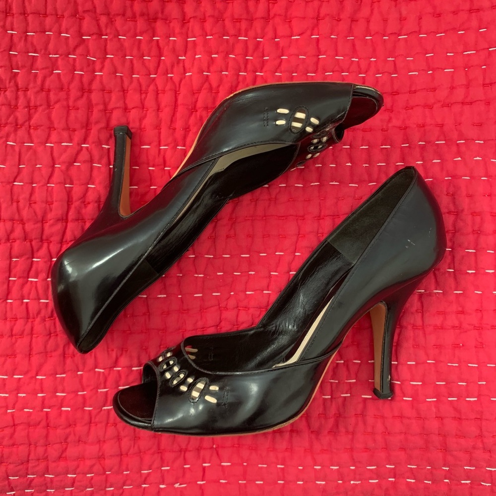 Marc Jacobs Peek-a-boo heel